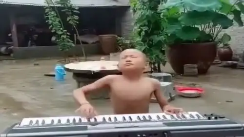 小孩弹琴的表情真的太投入,太搞笑啦