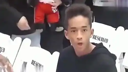 成龙大哥的国际地位可见一般,看威尔史密斯的儿子看到成龙后的表情,这是没见过黄种人吗