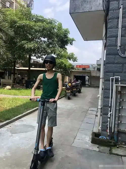 旭旭宝宝外号叫大马猴,他外号叫吉吉国王,直播间全是猴子表情包