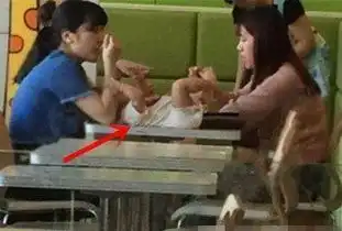 gif搞笑趣图美女帅哥两个跑小树林干嘛,不怕蚊子咬吗