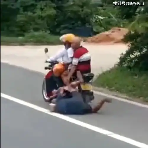 生命岂当儿戏湖南一摩托车载4人上路行驶,老汉头部着地摔地上