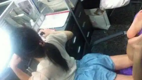 搞笑图片幽默段子笑话妹子,你这样上班时间练瑜伽不太好吧