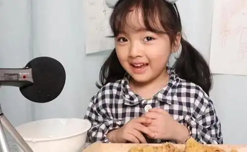 韩国最火表情包女孩长大了妆容精致配大旁分发,才6岁太显成熟