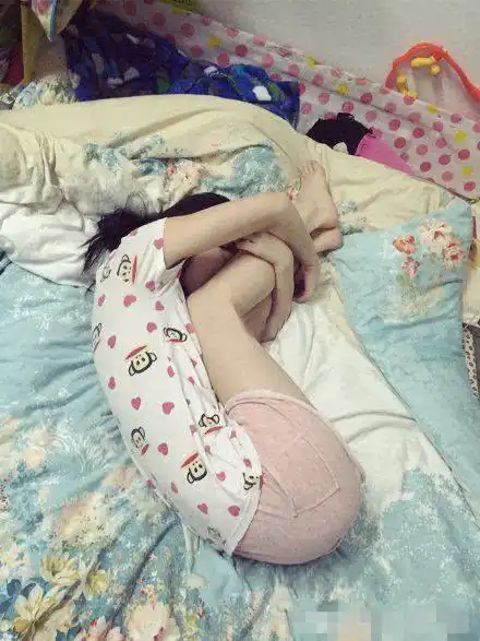 搞笑gif趣图老婆说,这样睡觉能瘦腿,你确定这样能睡得着