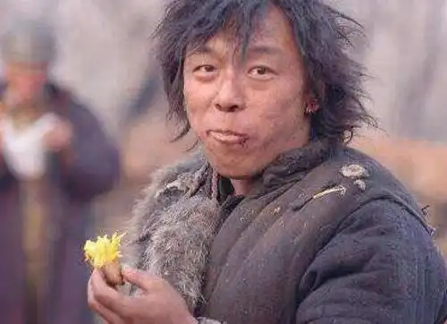 同样是演乞丐,刘德华睡大街,周星驰用手抓饭,baby却一尘不染
