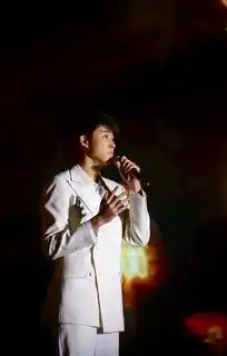 颜唱会燃爆广州黄子韬引领万人表情包大赛