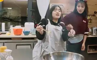 沈月第一次下厨被油溅到脸,慌乱中喊出两个字,刘涛的表情太搞笑