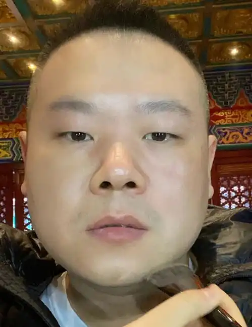 岳云鹏真会玩,童年照片跟易烊千玺等人p在一起,嫂子发表你们村风水真好