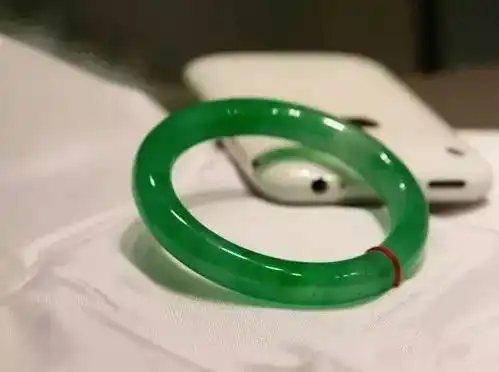 咚咚敲几下,砰几万块翡翠手镯,就这样敲没了
