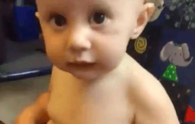 外国小宝宝肚子饿了看见肚子上的肉肉,结果发生了有趣一幕