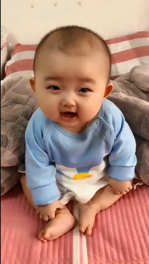 5个月小宝宝跟妈妈撒娇这像哭又像笑的表情实在太萌了