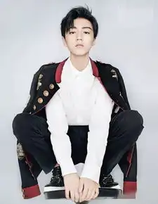 易烊千玺带着严肃表情登上杂志,这样的画面好看吗