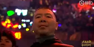 57岁周星驰现身微博之夜显老态冯小刚表情玩味儿两人有恩怨
