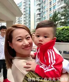 胡杏儿李承德一家四口穿亲子装去拜年,宝宝李奕霆机灵活泼可爱