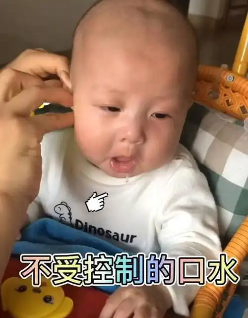 1岁萌娃沉迷于掏耳朵,陶醉表情实在太可爱,网友感觉好享受