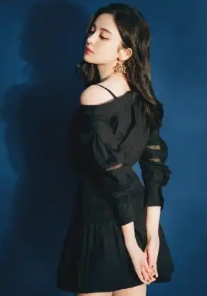 古力娜扎也会秀身材了,这样穿小黑裙又纯又欲,小香肩太撩人