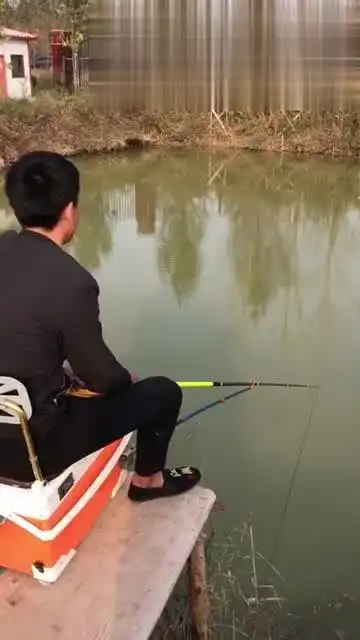 钓鱼的时候,看到小伙子的反应,有点儿搞笑吧