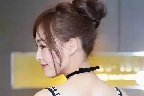 圆脸短下巴的女生,应该剪齐刘海还是斜刘海呢