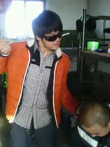哪位大仙把下面那个人ps一下啊换一个孙红雷的头像啊搞笑点的谢谢了