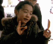 爆笑gif图小姑娘不就吃个东西,你的表情至于这样吗