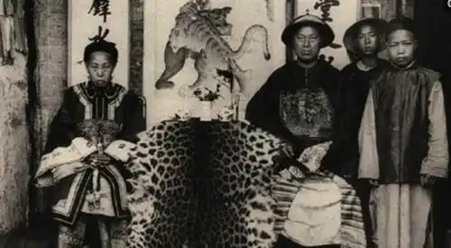 镜头下真实的晚清慈禧太后的坐便器,图7犯人被装在笼子里挂在城墙上