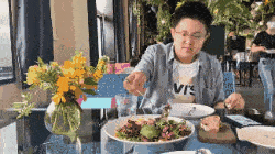 搞笑gif30多的人了,看到水晶鞋也能激动哭