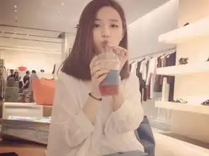 头像女生手拿咖啡