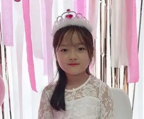 韩国最火表情包女孩长大了妆容精致配大旁分发,才6岁太显成熟