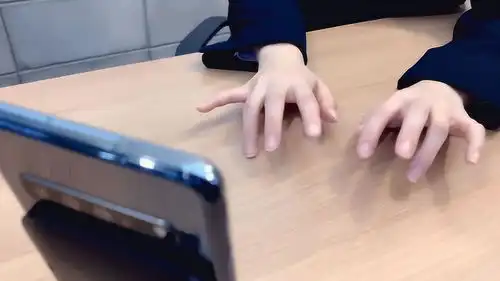 三星手机隔空打字黑科技,不用任何外设,敲敲桌子就能打字
