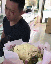 搞笑gif哥们,情人节你送啥花不好,非要送菜花