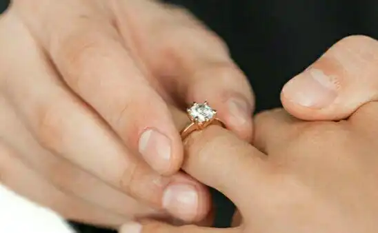 婚礼结束,不见一万礼金,老婆强行打开我妈的包,我决定离婚