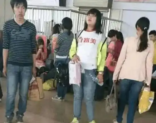 搞笑动图妹子吃面泼了前面大哥一身油,场面陷入极度尴