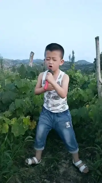 彝族小萌娃爱唱歌,一首绝不回头唱的太陶醉了,表情真搞笑