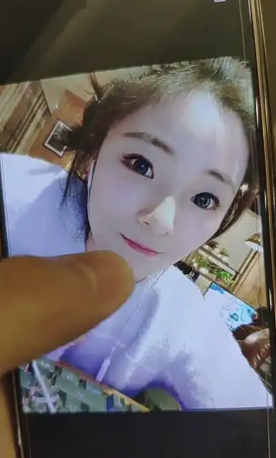 抖音小哥哥奔赴网恋现场,看到女生的那一刻,网友快撤让我来