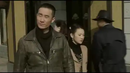 斧头帮半路截杀,不料高手早有防备,两人配合很是默契