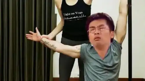 苏有朋晒瑜伽照遭网友恶搞p上杜飞表情包毫无违和感