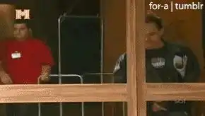 搞笑gif图把烟头扔进小洞里居然会爆炸