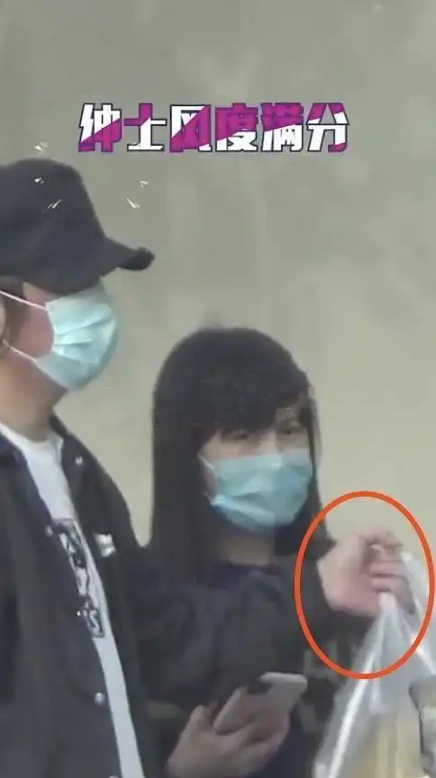 曾被戴绿帽子的潘粤明,如今竟携手女友尹姝贻出现全程男友力爆棚