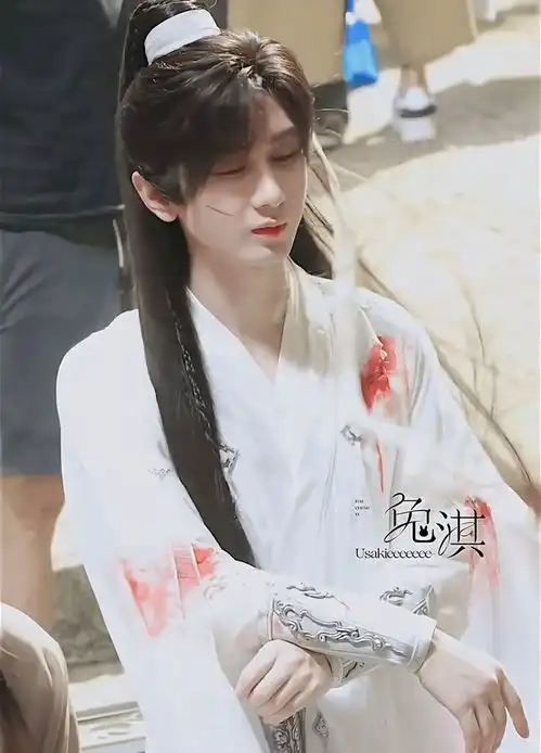 成毅赴山海路透白衣轮椅演绎绝美破碎感,引爆全网期待