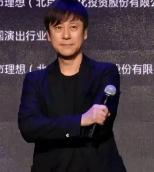 曾凭一曲成名,多次上春晚,抛弃那英,如今50多岁有妻子赚钱养家