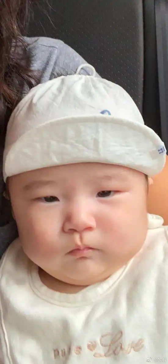 黎明首晒女儿正面照小宝宝表情严肃