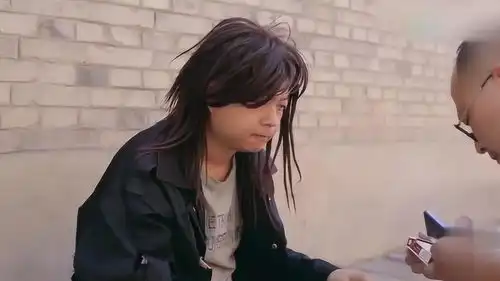搞笑段子男子好心施舍乞丐一盒烟,没想乞丐抽的却是中华