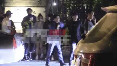 吴刚夫妇现身火锅店,与殷桃于小伟再聚首,达康书记表情超喜感