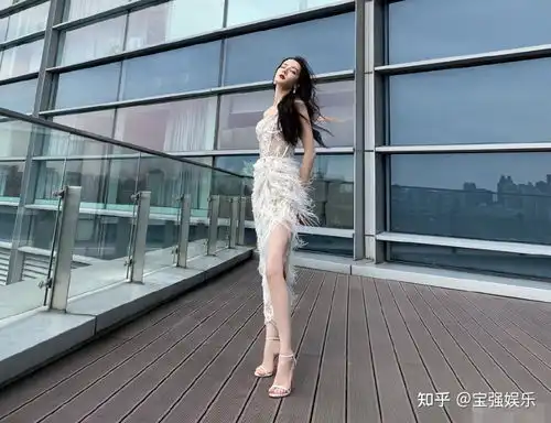 迪丽热巴身材肤白貌美大长腿,一袭白色蕾丝镂空羽毛裙抢镜,迷人