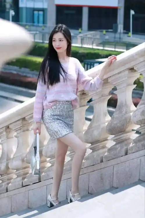 美艳少妇,肤白貌美,大长腿根本藏不住