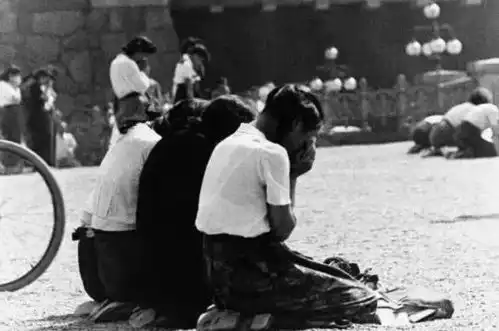可怕天皇宣布投降的那一瞬7000万日本民众竟做出同一种表情