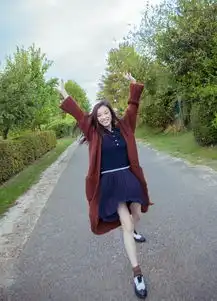 她肤白貌美大长腿,是标准的骨相美人,有很多种味道,可以很甜很辣很热很冷