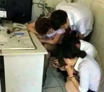 搞笑gif图,,拿开你的脏手,好恶心