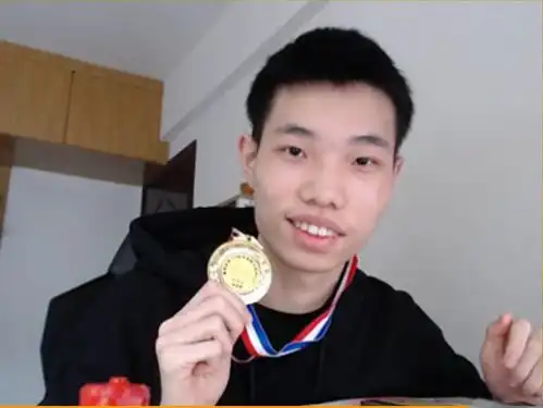 和平精英鲨鱼哟单人四排合作胜利,职业司机开车就能带走敌人