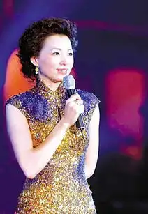 她是央视最老的大姐,曾未婚同居6年,事业有成儿子帅气